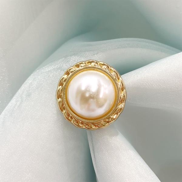 品番FM9098ころんと大きなパールがかわいいボタンです。豪華な見た目に反して、とっても軽く衣装の邪魔をしません♪軽くて使いやすく、衣装の他にも装飾や小物のワンポイントにもおすすめです。※キズや汚れを含む場合がございます。ご了承の上ご注文お...