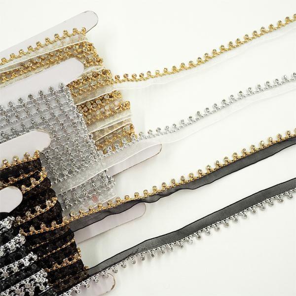 品番FM9128プラストーンをオーガンジーリボンに縫い留めたブレードです。プラストーンも厚みが薄く、縫製しやすい！軽くて使いやすいのがうれしい！並んだガラス石が、キラキラと反射して可愛い♪※キズ汚れを含む場合がございます。ご理解いただきご注...