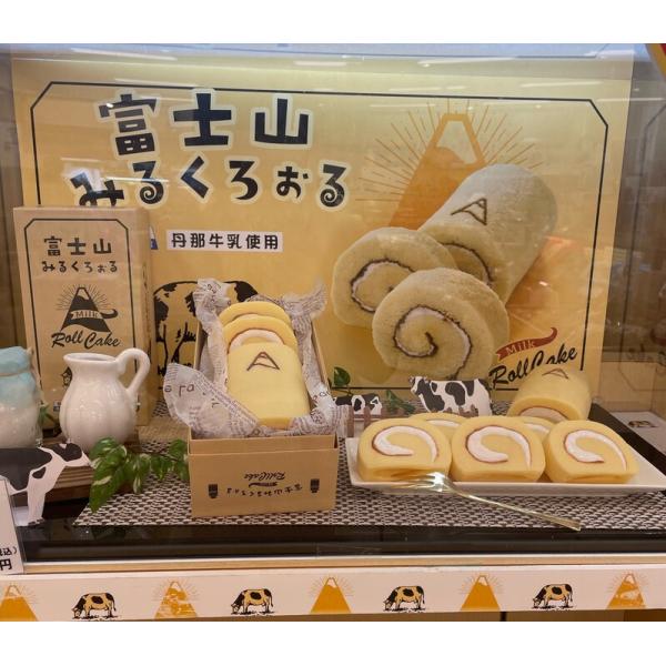 しっとり生地に濃厚なクリームが特徴のロールケーキです。国産の卵と丹那3.6牛乳を使用したシンプルな味わいに仕上がりました。【名称】洋菓子【原材料名】鶏卵（国産）、砂糖、小麦粉、ショートニング、水飴、粉糖、牛乳（丹那3.6牛乳）、乳等を主要原...