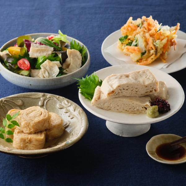 国産大豆を100%使用し、日光連山の銘水で仕立てた、名産品「日光ゆば」。昔と変わらない手作業で丁寧に作るゆばは、やや厚みがあり、豆乳のやさしい味わいがしっかり感じられる二枚仕立て。さしみ・煮もの・サラダなど、様々な食感や風味を楽しめる詰合せ...