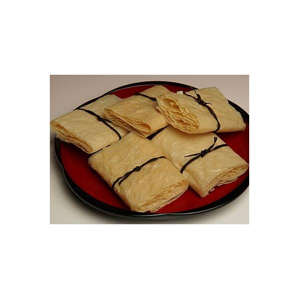 ゆばは畑の牛肉と言われる大豆を煮出してとった豆乳から出来ております。植物性タンパク質が抱負な健康食材です。  干し湯葉は生湯葉と違い、日持ちがするのが特徴どす。 キッチンに常備して頂くといざという時に使えるのでとっても便利。　１０分前後水に...