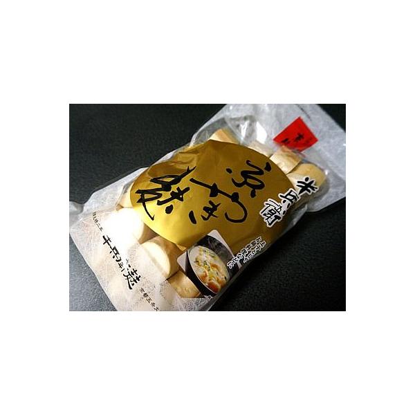 麸を使いやすい大きさにカットしてあります。　円柱形です。  きめ細かい断面から味がしみやすく ふっくら柔らかに仕上がります。  すきやきやお鍋にどうぞ。  【やき麩について】 やき麸は、小麦グルテンにさらに小麦粉を加えて釜で焼いた乾燥食品で...