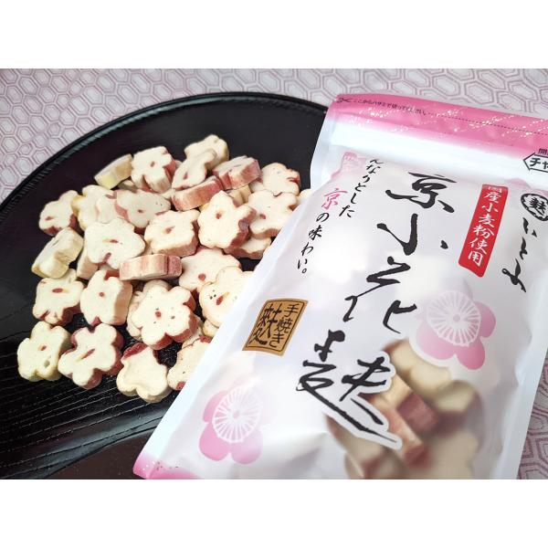 梅の花びらの形をしており、お料理の煮汁を良く吸い、ふわっとした食感が特長の飾り麩です。お雑煮、すまし汁、茶碗蒸し、煮付けなど幅広いお料理にご利用下さいませ。