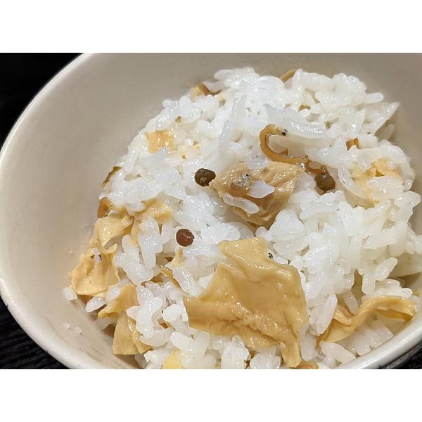 炊き上がったご飯に混ぜるだけで、簡単手軽に混ぜごはんが出来上がります。またそのまま京都のおばんざいとして召し上がって頂く事もできます。【召し上がり方】お米２合を少し固めに炊き上げて十分むらしてから、本製品を入れて良く混ぜ合わせて下さい一袋で...