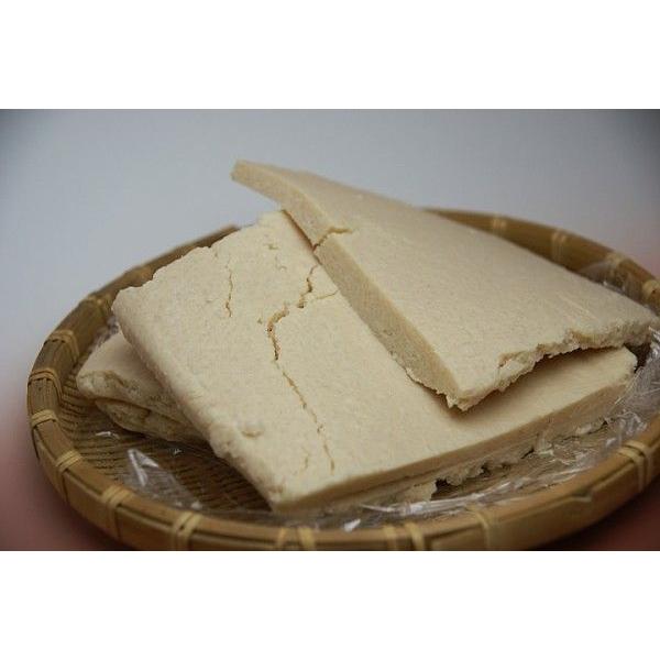 京都は伏見の地酒を作る玉乃光酒造の新もの酒粕です。純米吟醸の日本酒を醸造する時に出来た粕ですので、醸造アルコール無添加です。香り、風味が一般的に出回っている酒粕とは全く違います。粕汁や粕漬け、甘酒などにご利用下さい。※画像のカゴは付属しませ...