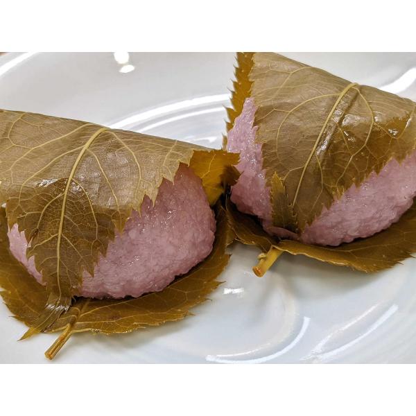 桜餅は関西と関東では原料、形が違うのは和菓子好きならよくご存知の事だと思います。京都の桜餅はこしあんを桜色にした道明寺粉に包み桜の葉の塩漬けで包みます。桜の葉は食べる時に外しても良いですし、そのまま召し上がって頂いても良いのです。私はそのま...