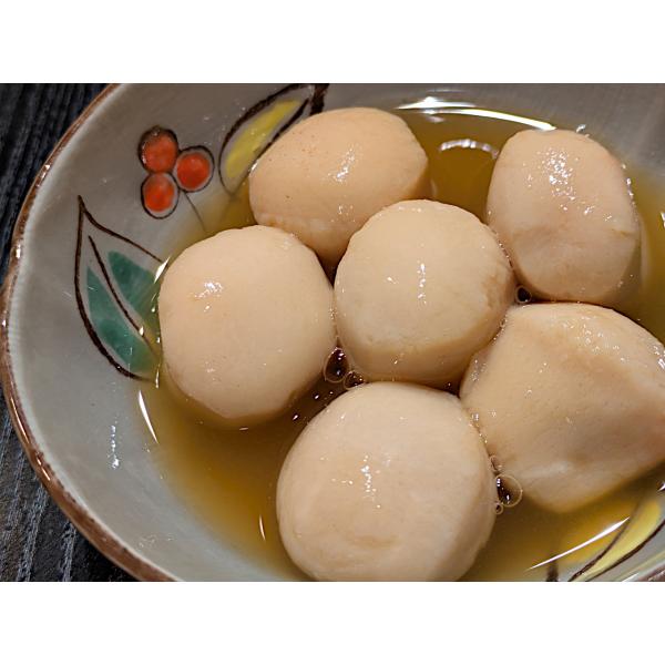 親芋から小芋、孫芋、ひ孫芋とできるので、子孫繁栄の意味があり、おせちに最適な一品です。もっちりとした小芋の風味を生かすように、あっさり風味に炊き上げております。