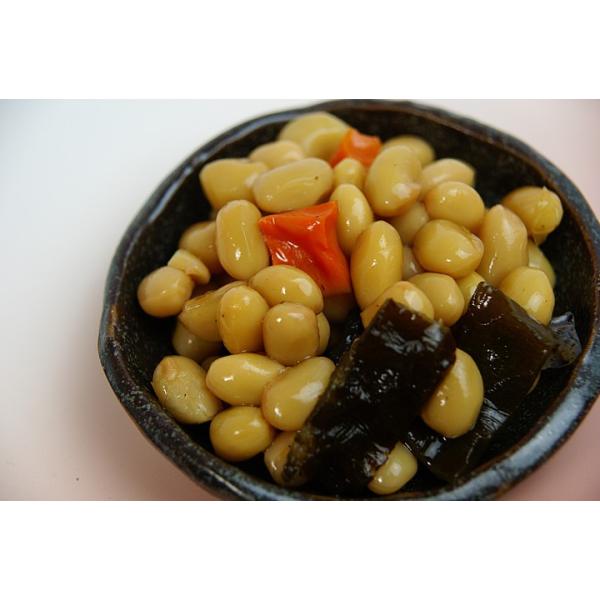 肉よりも脂質が少なく低エネルギーのたんぱく質を多く含んでいる大豆は明らかに牛肉よりも素晴らしい食材です。  そんな栄養たっぷりの北海道産大粒大豆に、クニョっとしたコンニャク、うまみたっぷりの昆布、色合いの良い人参を加えて甘煮に仕上げました。