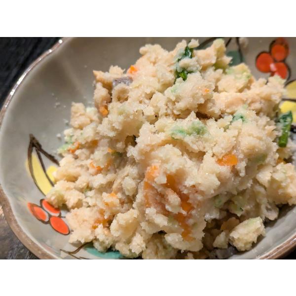 最近は人間が贅沢になり過ぎて産業廃棄物扱いな[おから]ですけど、あんじょう味付けしたら美味しいおばんざいになりますし、なにより食物繊維が豊富なんが体を気遣う人にはうれしおすね。おからにねぎ、人参、油揚げ、コンニャクと定番の具材はもちろん京都...