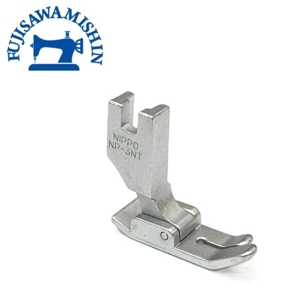 通常の押え金は針落ち手前が大きく開いており、薄地やニットでは針の動きにより生地の持ち上ってしまう事があるので、 目飛びや糸調子不良、パッカリング（縫い縮み）の原因になります。標準タイプの押え金より針が落ちる部分の穴付近が小さくなっていますの...