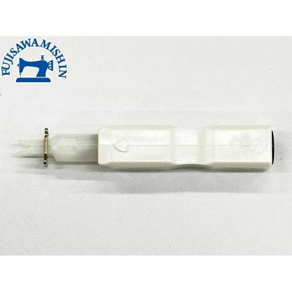 糸通しに糸を引っかけ針に軽く沿わしてスライドさせると針の糸穴にくると糸を押し込み針に糸が通るというすぐれ物四角の形状のため転がらないのでなくなる心配が減ります。こちらの商品は実店舗でも販売しているため在庫切れになる場合もございます。ご了承く...