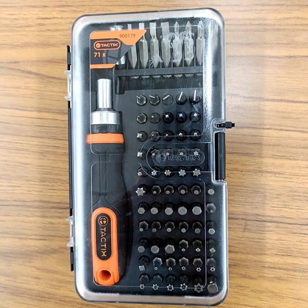 【商品概要】TACTIX製71pcsビットツールセット900179。コンパクトケースにドライバー用ビットやラチェットハンドルを収めた多用途モデル。外観は目立つ傷や汚れがなく保管状態良好です。【主な仕様】サイズ:幅160×奥行225×高さ42...