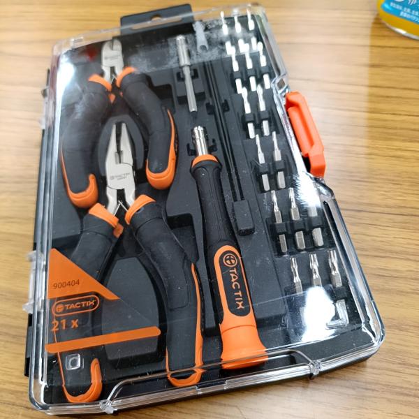 【商品概要】TACTIXの21pcsツールセット900404。未開封アウトレット品で傷や欠品なし。自動車整備や日常DIYに便利なハンドツールをスリムなキャリングケースにまとめたエントリーモデル。【主な仕様】型番: 900404　JAN: 4...