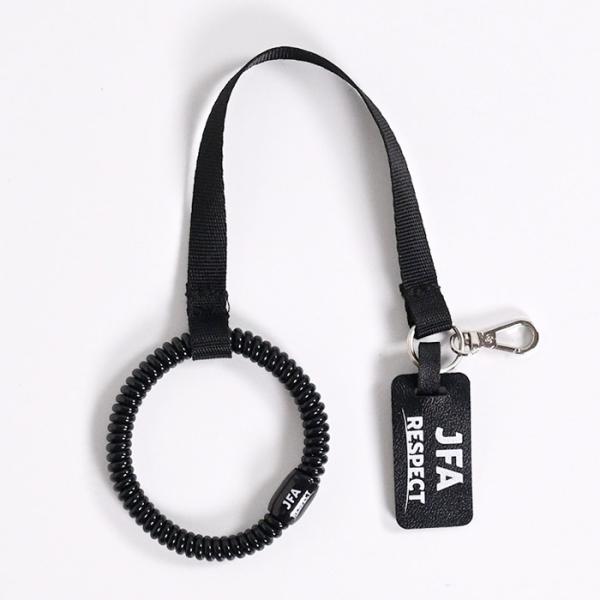 メーカー：JFA品名：ホイッスルホルダー 手首用品番：JO479■素材本体：TPUタグ：PVC■カラーブラック■生産国中国■サイズコイル部分：内径50mm/外径65mmJFAオリジナルの審判グッズが登場。■キーワード: JFA ホイッスルホ...