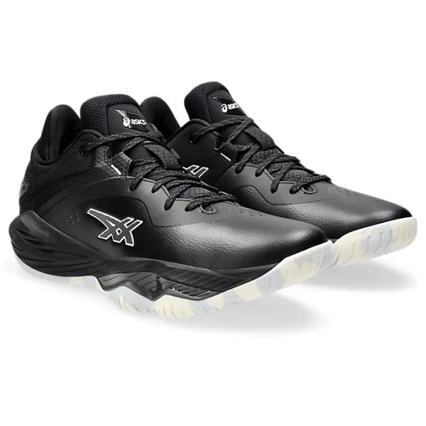 空中戦を制するために,プレーヤーのジャンプをアシストするために進化をとげた クッション・バ ウンスモデルのローカットタイプミッドソールは前作よりも厚みを増すと同時に、素材を全面FLYTEFOAM Propelへと変更.より高く跳ぶためのサポ...