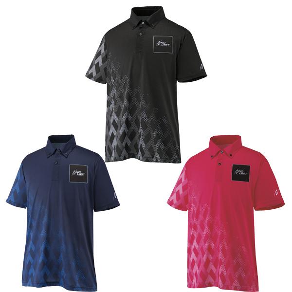 肌面を凹凸感のある点接着構造とした肌離れのよい軽量ポリエステル素材である「ライトトップ」を採用。シンプルなベースカラーに、力強さを表現した総柄グラフィックデザインを施したボタンダウンポロシャツ。胸元の「NO LIMIT ATHLETE」のメ...