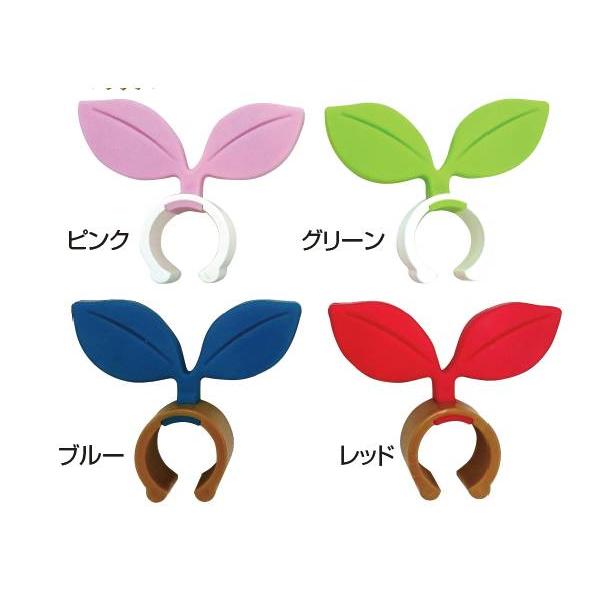 杖に直接取り付けるタイプの杖ホルダーです。机やイス、短い奥行の場所など、色々な所に掛ける事が可能です。本体はエラストマー製で滑りにくく、裏の半円部で杖を支えるため、少しの奥行きでも片手で簡単に掛けることが可能です。※取り付ける杖の重量は30...