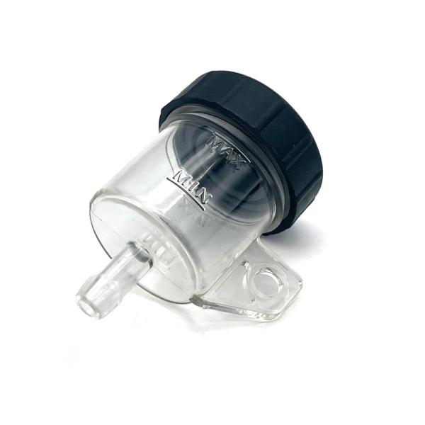 "【商品詳細】汎用タイプのバイク用マスターシリンダータンク。内容量を容易に確認可能です。『サイズ・付属品 』カップ蓋直径3.8cm×高さ4cm 本体パイプ外径8mm(先端9mm) 取付穴約7mm ゴムホース内径6.5mm ・付属品　本体 ホ...