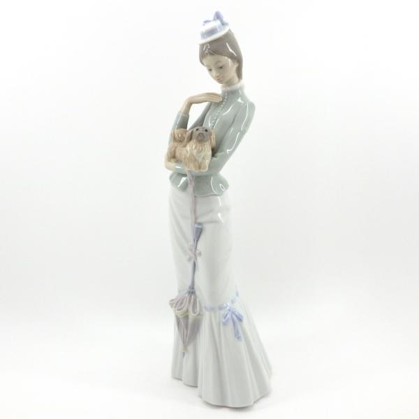 美品！ リヤドロ 仔犬を抱く貴婦人 仔犬とお散歩 犬4893 陶器 置物 リヤドロ #4893「子犬を抱く貴婦人」 仔犬とお散歩 仔犬を抱く貴婦人