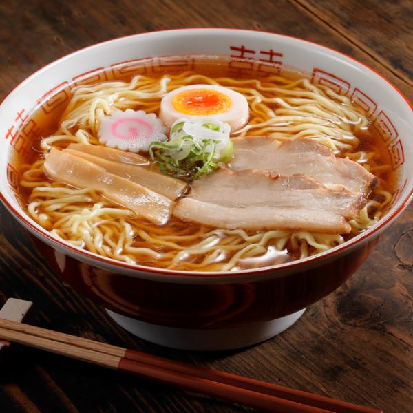 豚骨、鶏ガラの旨味を活かしたあっさりコク旨醤油スープとモチモチの熟成麺が抜群の相性です。タレにじっくりと漬け込んでやわらかく仕上げた自家製チャーシュー付きです。◆商品内容：生麺120g×5／醤油スープ35g×5／とろっとチャーシュー15g×...