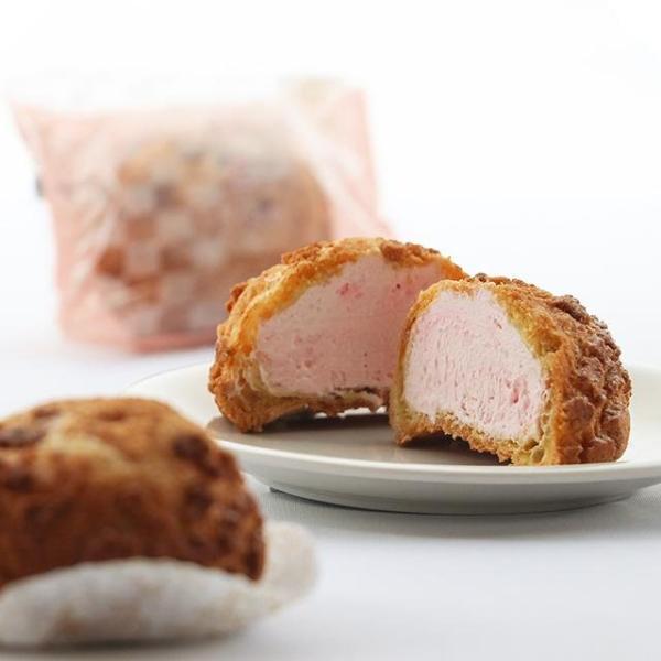 生地には福島県産米粉を使用し、ざくざくとした食感の良いクッキー生地に。桜のクリームは脂肪分の違う国産の純生クリーム3種類を使い、濃厚になりすぎず桜の香りを生かして軽く仕上げ、1個をぺろりと食べていただけるようにしました。ふわふわのクリームに...