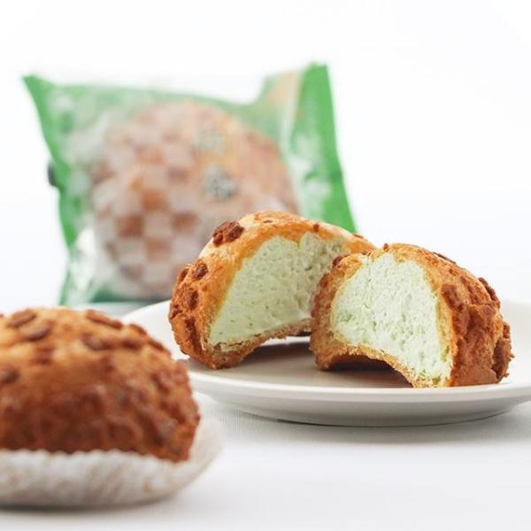 生地は福島県産米粉を使用し、ざくざくとした食感の良いクッキー生地に。梅のクリームは脂肪分の違う国産純生クリーム3種類使い濃厚になりすぎず爽やかな梅の香りを生かして軽く仕上げ、1個をぺろりと食べていただけるようにしました。ふわふわのクリームに...