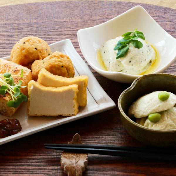 第2回全国豆腐品評会東北大会最優秀賞受賞「青豆寄せ豆腐」はお塩でお召し上がり頂くと甘さが引き立ちます。爽やかな風味の「バジルde青豆」はオリーブオイルとお塩で。叶や豆冨の魅力が詰まったセットです。◆商品内容：バジルde青豆 350g×2／青...