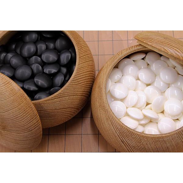 □商品名：碁石セット□内　容・碁石　白石/本蛤 厚さ 8.7mm前後 177個　黒石/那智黒石 181個・碁笥/直径約15cm□状　態・お色は多少黄色味がございます。・一通り検品いたしましたが、白石に割れや欠けは見受けられませんでした。・微...