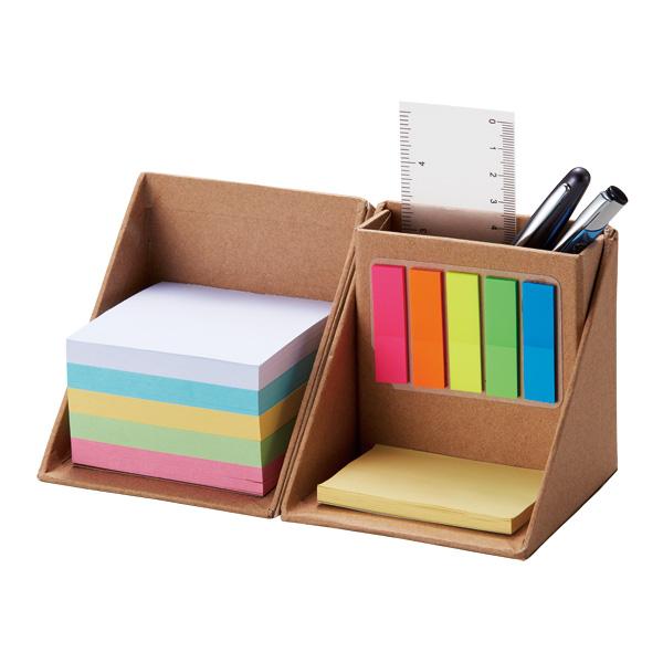 再生紙を利用したエコロジーで実用的なボリュームたっぷりのブロックメモと付箋のデスクセットです。ペンスタンド機能も付いています。本体サイズ；　W90 x D90 x H90 mm包装；　化粧箱入箱サイズ；　W94 x D93 x H93 mm...