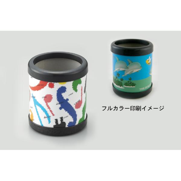 環境に優しいバイオマス樹脂を使用したエコ対応のペン立てです。本体の台紙はインクジェットフルカラー印刷が出来ますので、PR効果は抜群です。本体サイズ；　φ85 x H 95 mm（組み立て時）包装；　OP袋入箱サイズ；　W95 x D15 x...