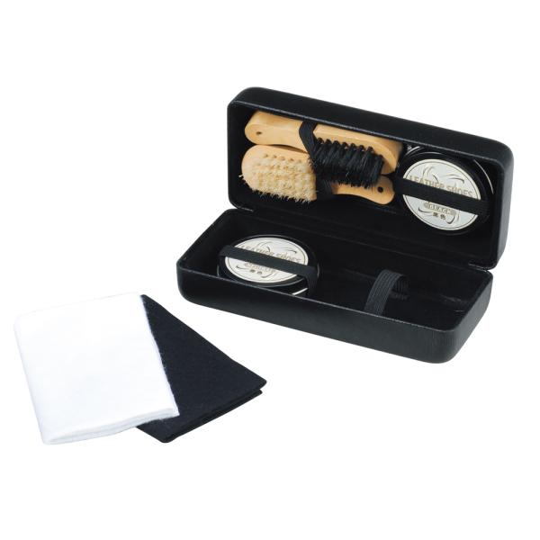 ハードケースが魅力のくつみがきセット。品番 : IF005サイズ； 70×158×47mmカラー； 個装形態； 箱入箱サイズ；／72×162×50mmカートン入数； 36素材； PU・ブリキ・木（カエデ）・豚毛・綿備考； 内容／ブラシ2ヶ・...