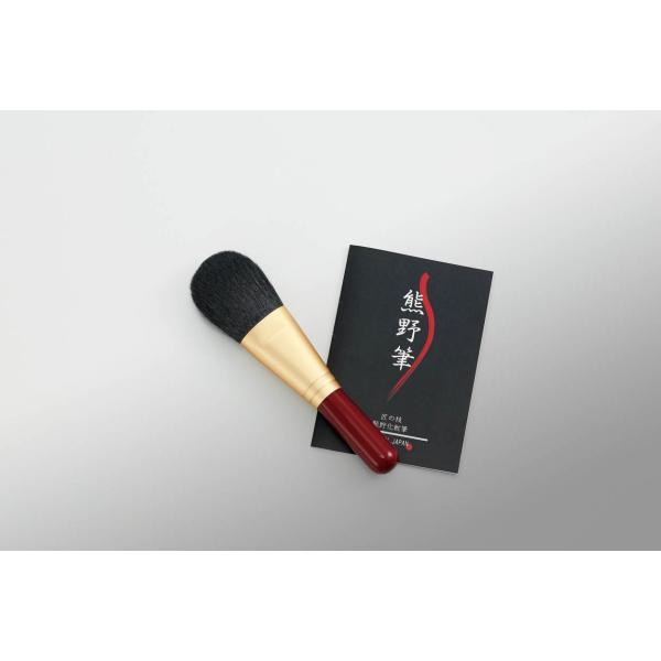世界に誇る熊野の化粧筆。筆司の手作り極上品質化粧筆。穂先をカットしない熊野の化粧筆は、穂先がやわらかくやさしいので肌触りが違います。メイクのノリや持ちも断然違う「本物」の逸品です。セット内容;　フェイスブラシ材質;　白尖峰重量;　38現品サ...