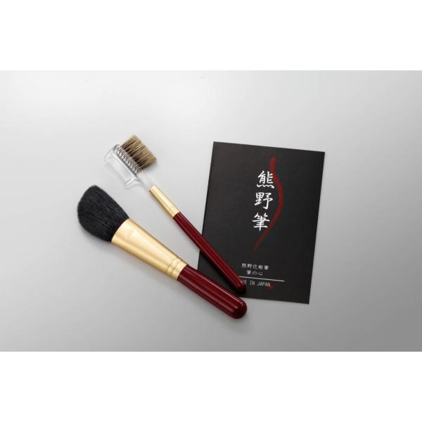 世界に誇る熊野の化粧筆。筆司の手作り極上品質化粧筆。穂先をカットしない熊野の化粧筆は、穂先がやわらかくやさしいので肌触りが違います。メイクのノリや持ちも断然違う「本物」の逸品です。セット内容;　ハイライトブラシ、ブラシ＆コーム材質;　ハイラ...