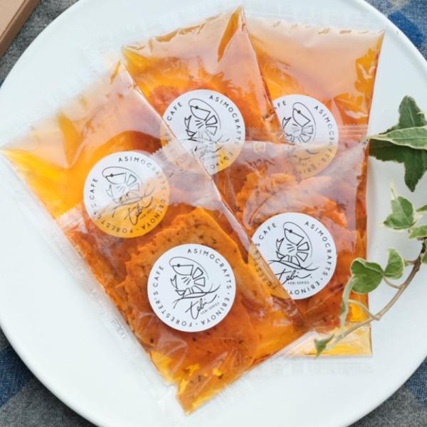 商品名：テビソースエビの殻から抽出したエビオイルをベースに味付けされた【tebiソース（テビソース）】魚介無しでも濃厚な旨味の味わえる万能ソースです。色々な料理のベースソースとしてお家ご飯やキャンプ飯はもちろん常温での持ち運びが可能なのでハ...