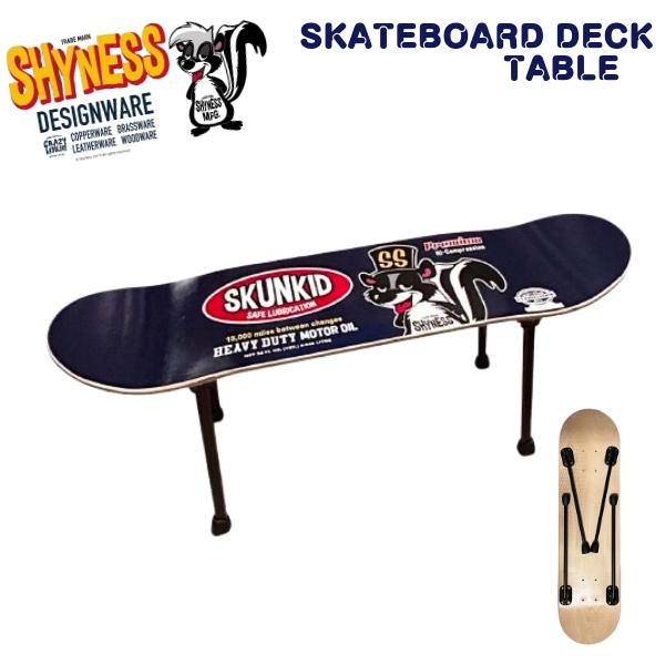 商品説明アメリカンキャラクター「SHYNESS」のグラフィックを大胆にプリントした、 スケートボード型の折りたたみテーブルです。お部屋・ガレージ・ショップなど、置くだけで雰囲気が一気にアメ雑テイストに！天板はスケートボードデッキ型、脚は折り...