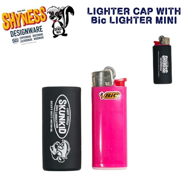 BICミニタイプのライターに、SHYNESS（シャイネス）のポップなキャラクターデザインを組み合わせたライターキャップ付きモデルです。キャップはラバー素材で握りやすく、デザイン性と実用性を兼ね備えたアイテム。アメリカン雑貨好きやアメカジテイ...