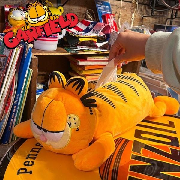 ガーフィールドファンが思わず抱きしめたくなる、ぬいぐるみ型ティッシュボックスカバーが登場！ふわふわ・もこもこの柔らかい素材で、存在感たっぷりのインテリア雑貨。ティッシュをお腹からセットして、背中から取り出すユニークなデザインが魅力です。リビ...