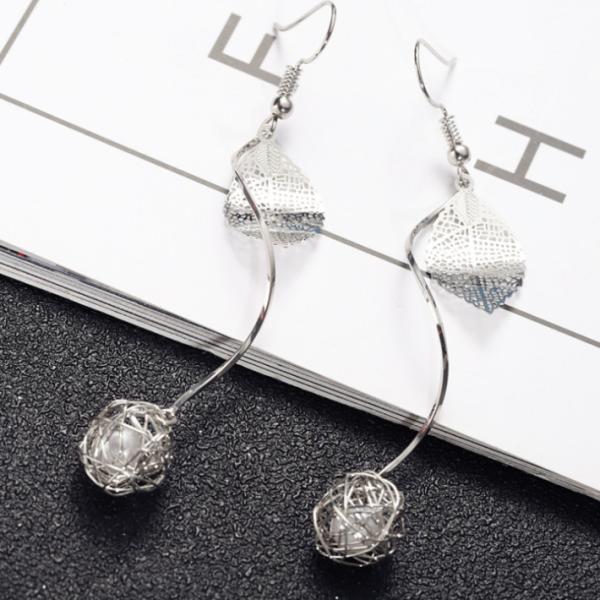 ピアス 揺れる木の葉と実のあるモチーフピアス ピアス フックタイプ 送料無料 ピアス おしゃれ かわいい ピアス 日常 ピアス デイリー アクセサリー