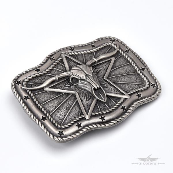 【品名】BUCKLE（バックル）【素材】アンチモニ合金【サイズ】本体：W95 × H75 （mm）装着可能ベルト幅：1.5インチ（38mm）【商品説明】本製品はロングホーンモチーフのスクエア型バックルです。1.5インチ幅（38mm）のベルト...