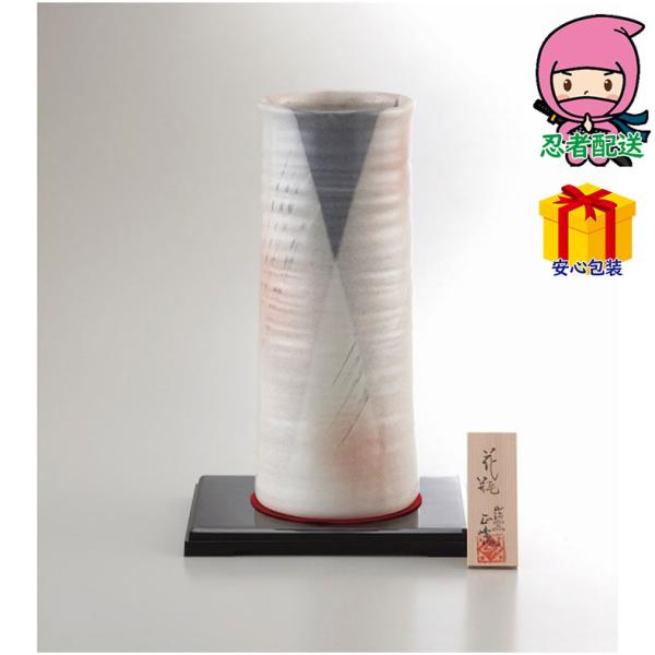 ●現品約11．5φ×30ｃｍ●陶器（美濃焼）、花台＝ＡＢＳ樹脂●花台・敷布・木札付様々な表情を見せる「美濃焼花瓶」はその長い歴史の中で培われた技が生み出す多彩な意匠が特徴です。箱サイズ 約33.2×17×15.5cm総重量 約1800g　　...
