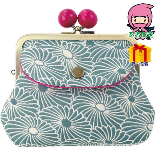 ●現品約13．5×15×3ｃｍ●ポリエステル・鉄・木●ふくれ織り親子がま口1個お札と小銭が分けて入れられる！前ポケットがアクセントに。箱サイズ 約15×3×13.5cm総重量 約70g　　　　 お気軽にお問い合わせください。