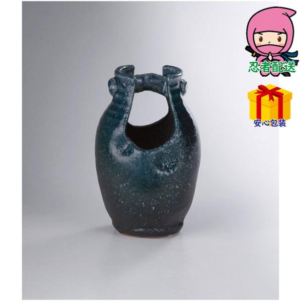 ●現品約12．5φ×19．5ｃｍ●陶器（信楽焼）●花瓶■信楽焼の手桶型花瓶。シックな紺の窯変が花を活かします。箱サイズ 約13.5×13.5×21.5cm総重量 約600g　　　　 お気軽にお問い合わせください。