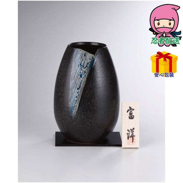 ●現品約17φ×24．5ｃｍ●陶器（信楽焼）●黒敷板・木札付信楽焼花瓶。繊細な色遣いが心地よい青で彩る。高級感ある一品箱サイズ 約18×18×26cm総重量 約1500g　　　　 お気軽にお問い合わせください。