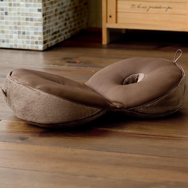 ■商品説明：閉じても開いても使える、楽に座れて姿勢を支える、可愛いベーグル型のクッションです。■サイズ：・閉じた状態：31×21×20cm・広げた状態：46×31×10cm■素材：・本体側地：ポリエステル・クッション材：ウレタンフォーム■ご...