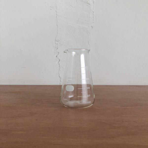 IWAKI コニカルビーカー 500mL 目盛付 透明な 理化 耐熱性 耐熱ガラス 硬質 製 関谷 便利な シンプルな 化学 容器