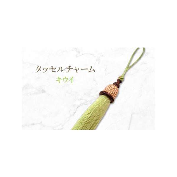 ■ 容量　［素材］本体：藤皮・木材(メープルorウォルナットorオーク)・アクリル糸［本体サイズ］本体直径3cm　本体高さ5.3cm　アクリル部分約10cm　紐を除く長さ15cm［カラー］フューシャピンク、マグノリア、クレ、ブルーパラダイス...