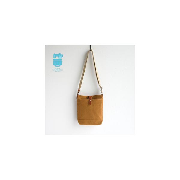■ 容量　●カラー　キャメル　　【素材】　本体生地:高島帆布8号(綿100%・バイオウォッシュ加工)　付属:牛革 / ブラウン　肩紐:アクリルテープ / ベージュ　　【サイズ（約）】　幅22(底19) × 高さ24 × マチ6cm　肩紐の長...