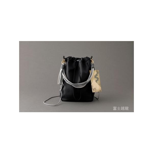 ■ 容量　巾着バッグ (ハンドル、ストラップ付) 1個　※カラー：富士越龍　※サイズ：W180×H260×D100ｍｍ　※ストラップ長さ：最大120cm (アジャスターで長さ調整ができます)　※重さ：約74g (バッグのみ)　※材質：[バッ...