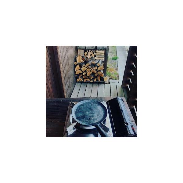 ■ 容量　直径：約18cm　厚み：3.2mmの鉄板　深さ：約1cm　油は染み込ませてお届けいたします。　油分が足りない場合野菜クズなどを油炒めしてなじませてください。■ 配送について　ひとつひとつ手作りのためご依頼頂いてからの制作になります...