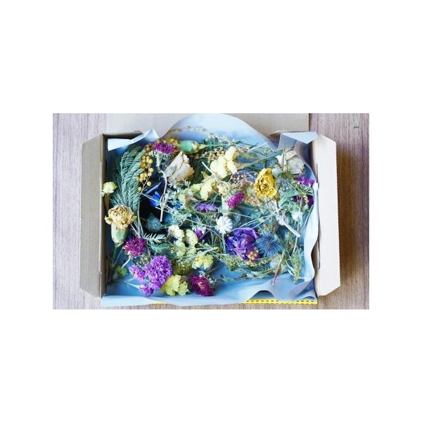 ■ 容量　溢れるBOXフラワー　【サイズ】約 縦20cm×横25cm×高さ5cm　　■地場産品理由　3：区内の生花店で作成されるヘッドパーツなどのアクセサリー作り等にも使えるフラワーBOX。原材料の仕入れ、加工、梱包までの工程を行うことによ...